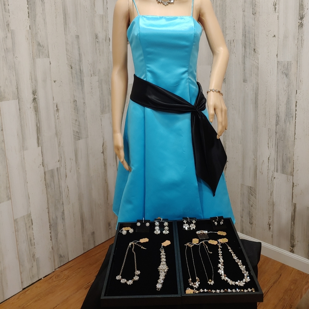 Chloe & Isabel rosette statement earrings - Picture 4 of 8